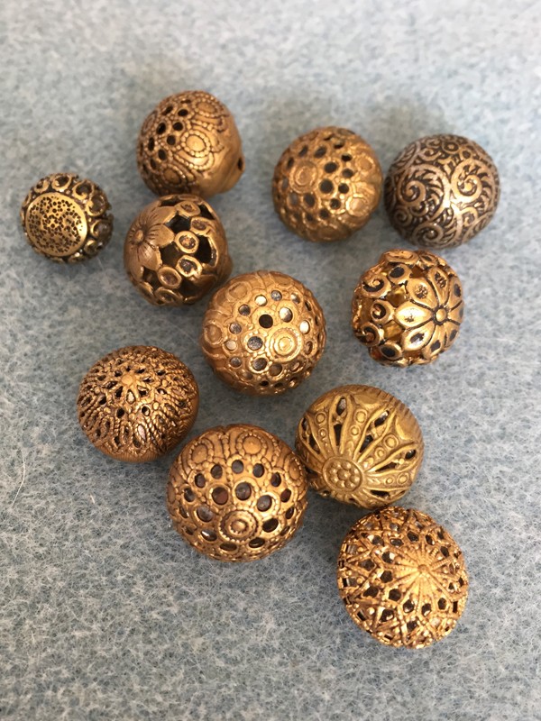 metal-ball-buttons